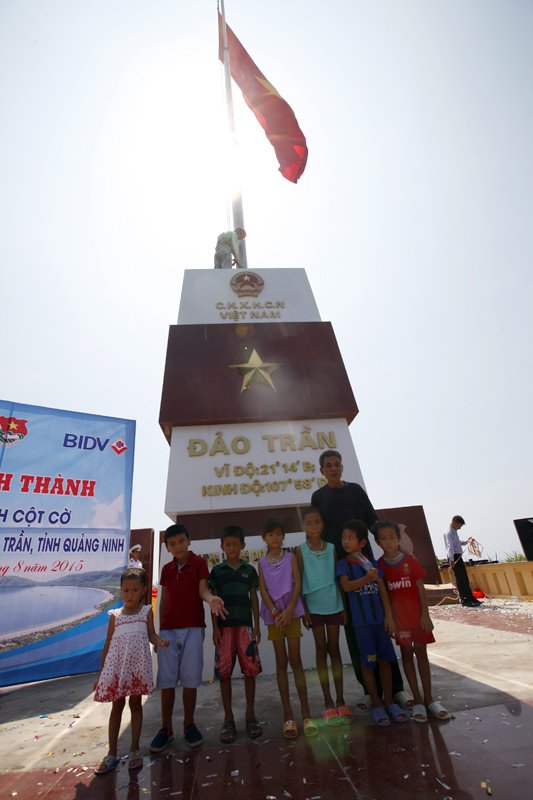 Cờ[-]Tổ[-]quốc[-]tung[-]bay[-]nơi[-]đảo[-]tiền[-]tiêu